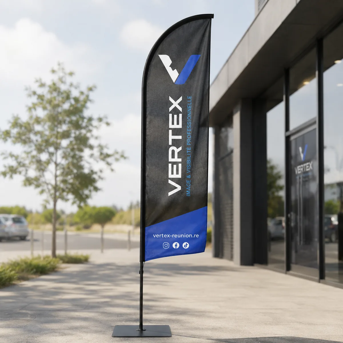 Wingflag publicitaire VERTEX personnalisable installé devant une entreprise à La Réunion